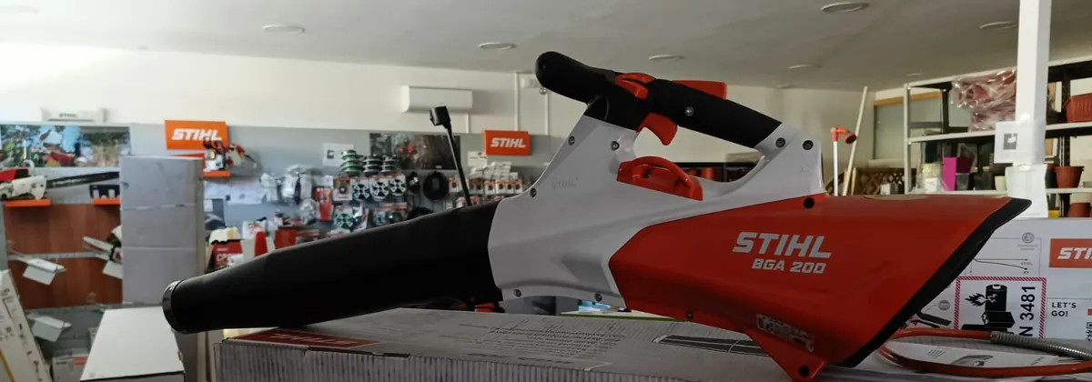 Gli attrezzi Stihl all'interno del negozio
