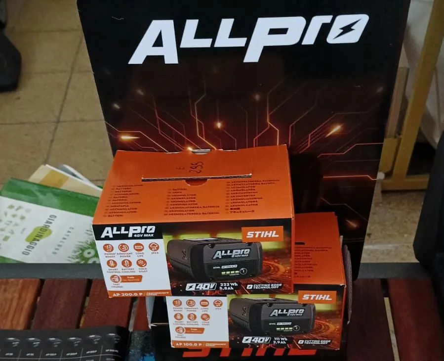 Le batterie STIHL AP nelle loro scatole, sotto il cartello AllPro