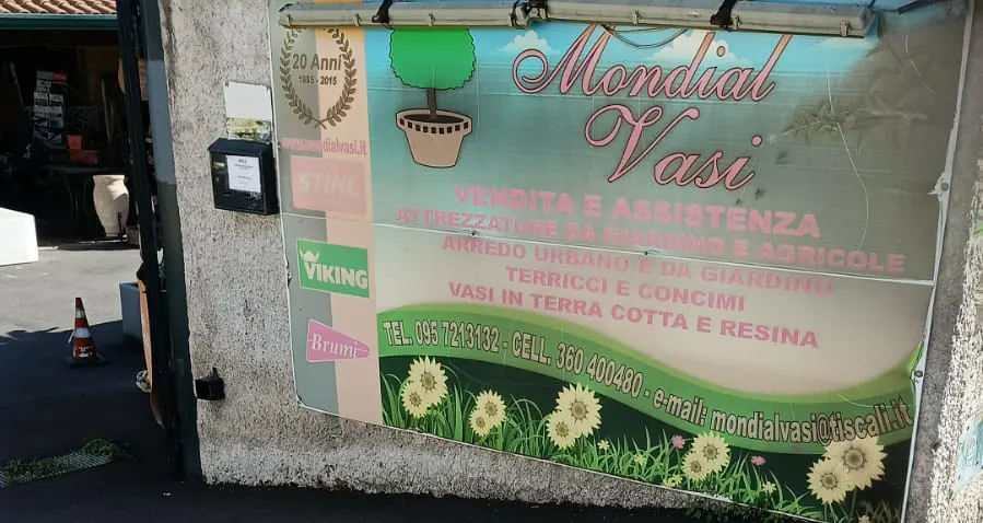 L'insegna dipinta di Mondial Vasi all'ingresso, di giorno