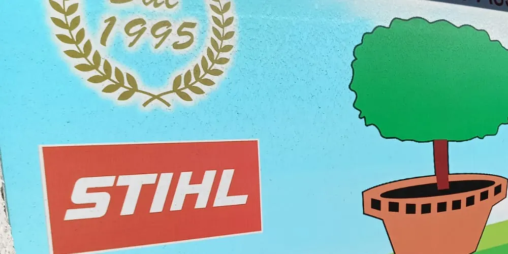 Il dettaglio dell'insegna: la corona d'alloro col 1995 e il marchio STIHL