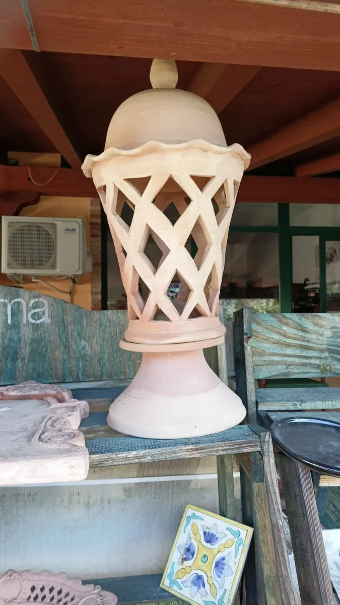 Lanterna in terracotta traforata