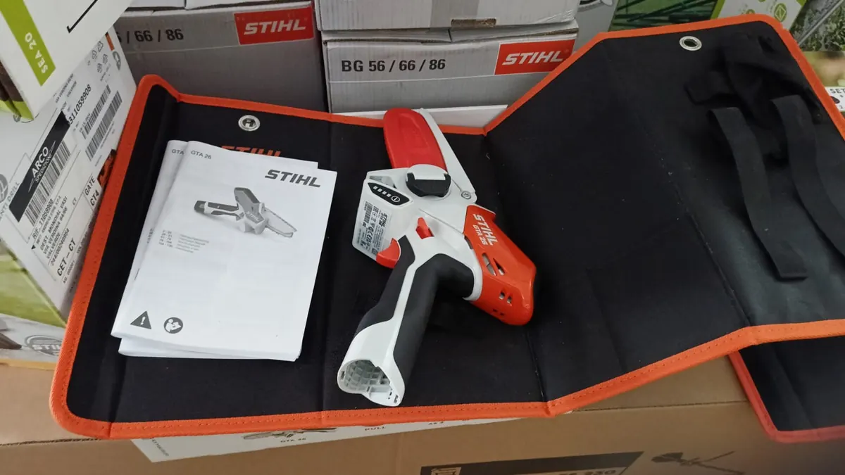 Il potatore a catena STIHL GTA 26 nella sua borsa