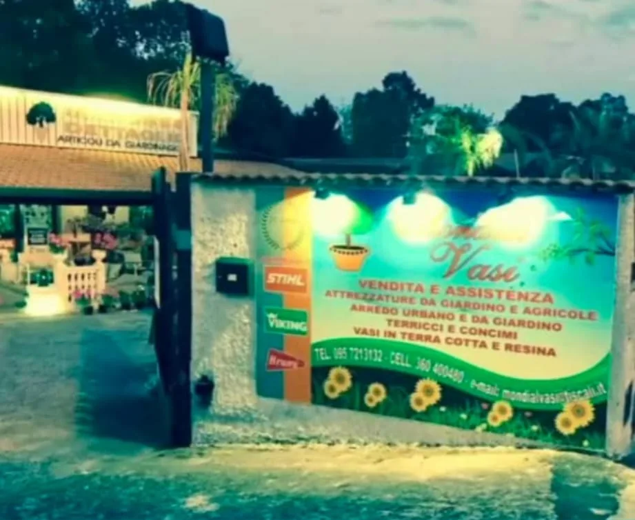L’insegna di Mondial Vasi illuminata di sera, in Via Verdina a Valverde