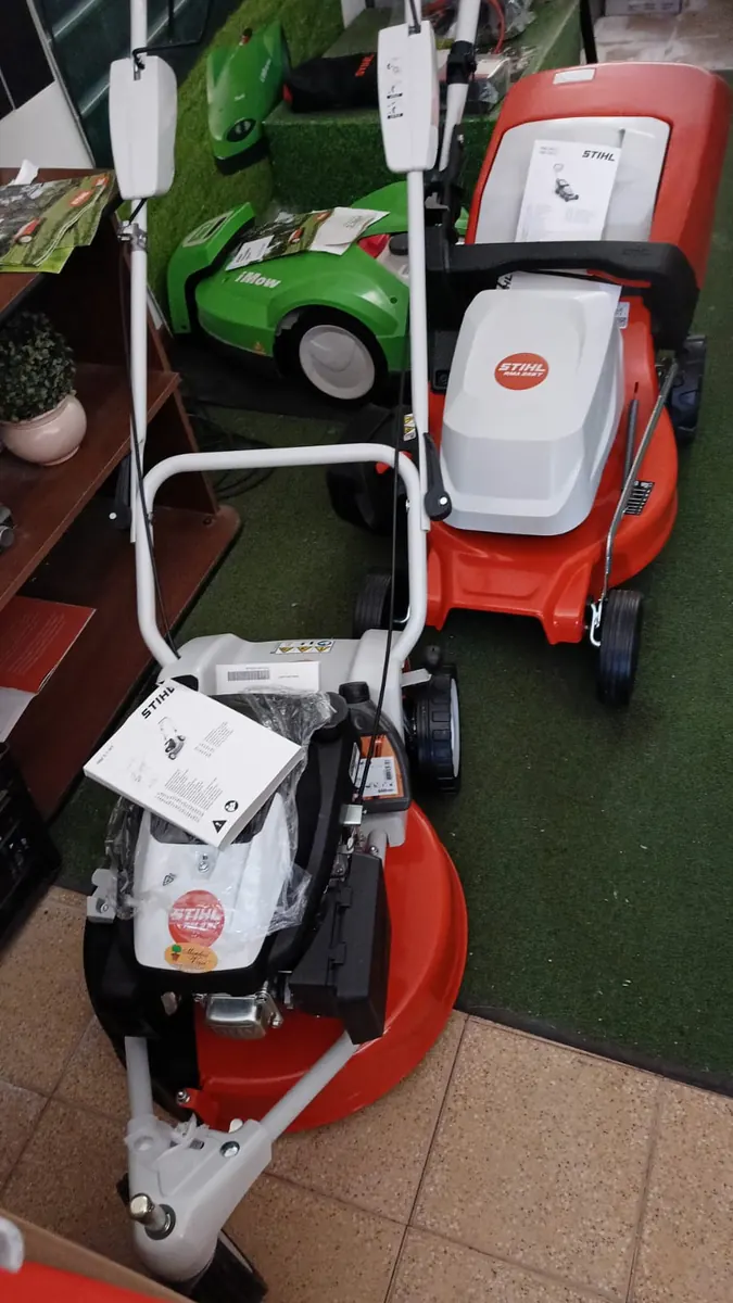 Due tosaerba STIHL sul prato sintetico del negozio
