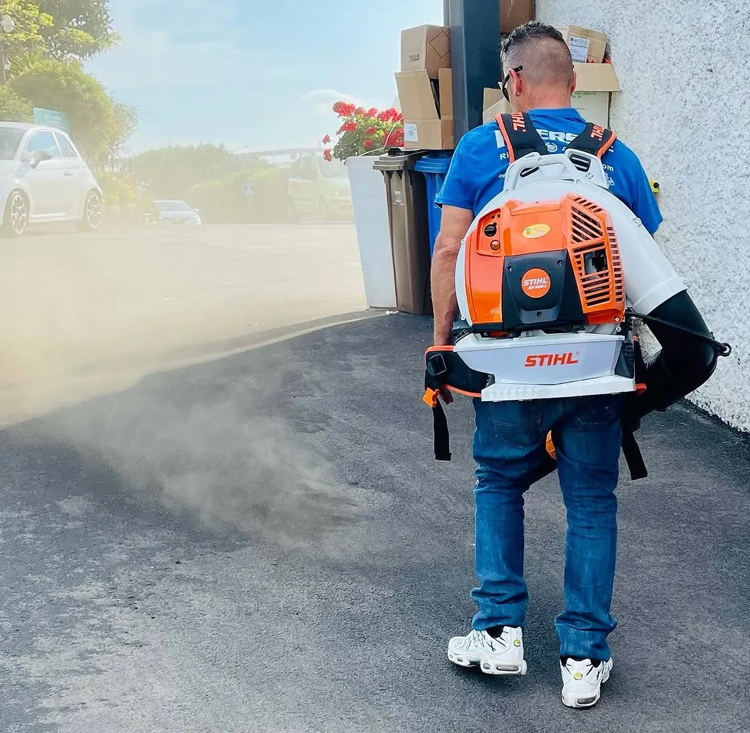 Un soffiatore a spalla STIHL in azione davanti al negozio