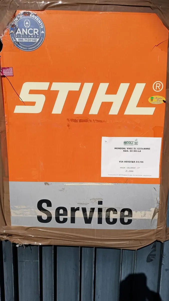 Il cartello STIHL Service sul cancello di Via Verdina 64/66
