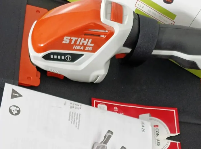 Cesoia a batteria STIHL HSA 26 nella sua borsa