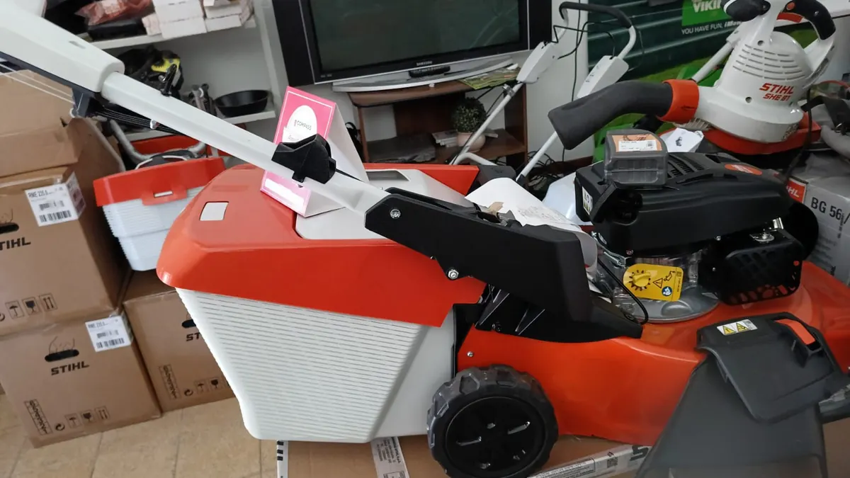 Tosaerba STIHL nel negozio