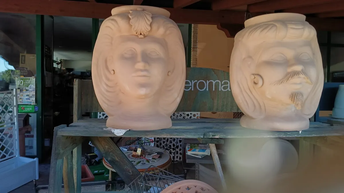 Due teste di moro in terracotta grezza esposte nel negozio