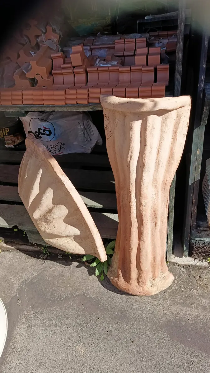 Un vaso alto a coste in terracotta